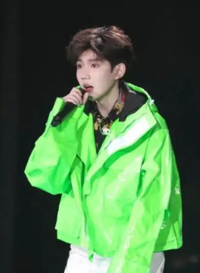 王源现身舞台造型青春元气满满荧光绿上衣搭白色长裤太吸睛
