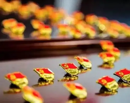 机关党建 党建新媒体在党的历史上,党徽图案经历了从"镰刀斧头"—"