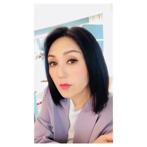 49岁杨千嬅被p图过度,又用小头特效,下巴消失变9头身美女_图片_相机