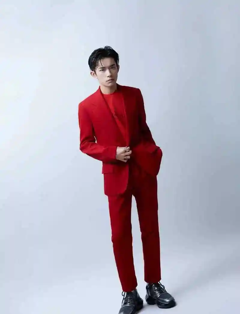 tfboys易烊千玺六周年红色西装造型,好魅惑一男的[再见]