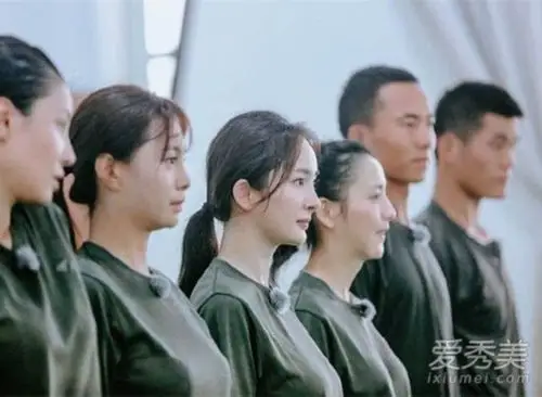 《真正男子汉》杨幂最新照片 训练大汗淋漓