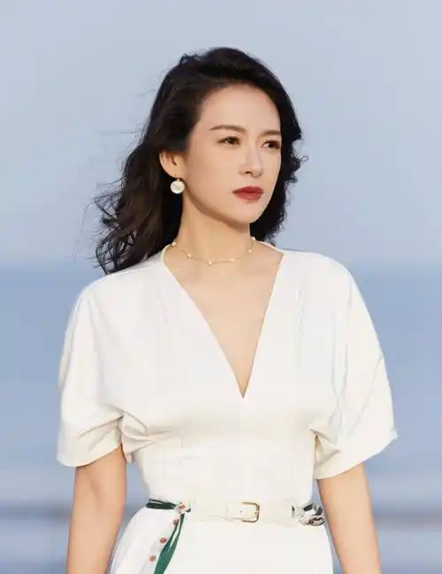 章子怡的状态很好,他有一头卷发和红唇,穿着白色的衣服,优雅知性又