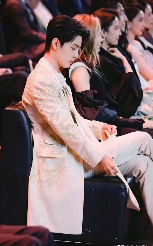 前不久他在米兰时装周上亮相,好多外国媒体都喜欢他,这也算是给我们