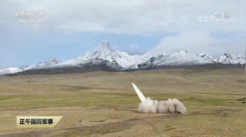 火箭炮发射 央视军事报道视频截图凌晨4点,火力打击分队在微光条件下