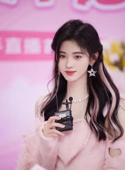 鞠婧祎直播生图#鞠婧祎直播造型,粉色露肩羽毛裙粉色挑染清新堂美