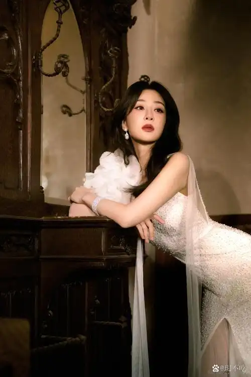 杨紫穿着白色长裙,姿态优雅动人
