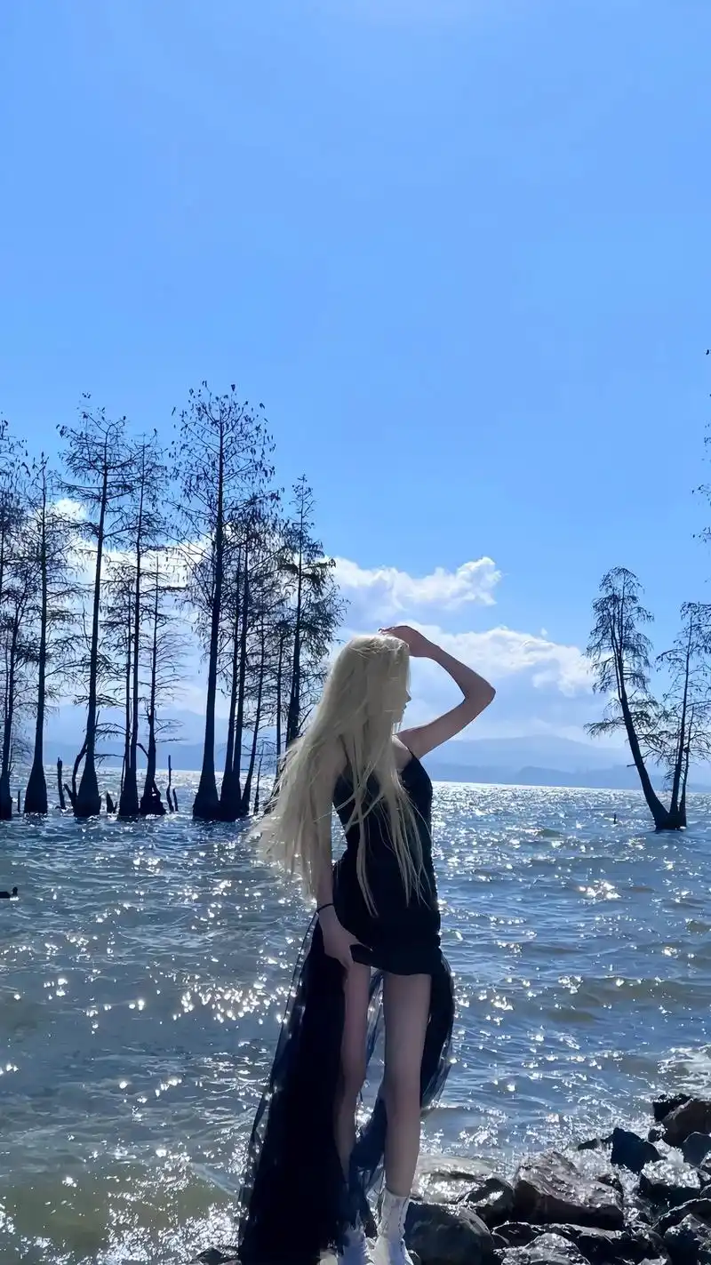 朴彩英绝美壁纸.#朴彩英#金发 #澳洲野玫瑰 #rosé # - 抖音