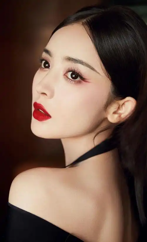 娜扎露肩长裙肤色白皙透亮惊艳迷人