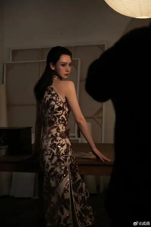 戚薇释出中秋节写真大片,首穿nora reve-新中式旗袍美艳动人.