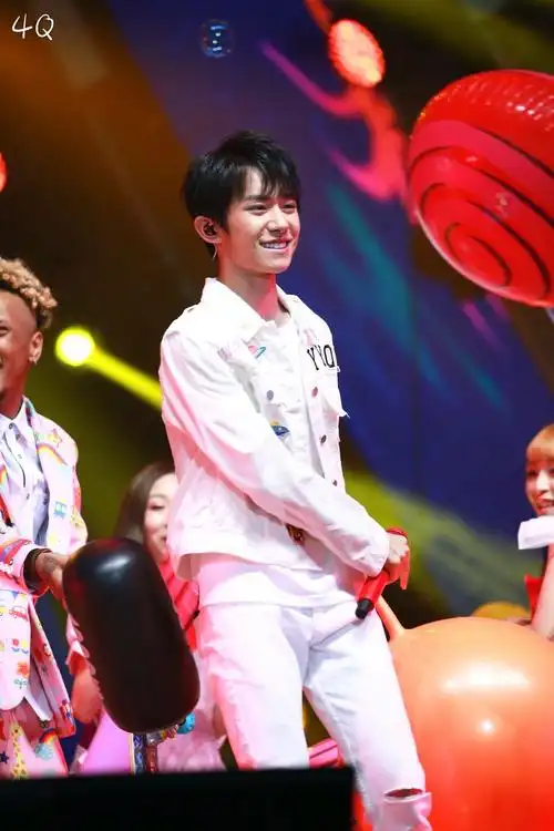 2017易烊千玺四周年演唱会(南京站2)_高清图片大全-爱豆app