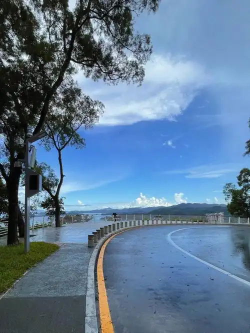 深圳最美s型公路恩上水库恩上湿地公园