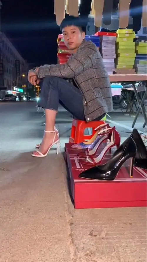 男孩子穿高跟鞋不是我喜欢,工作需要,仅此而已