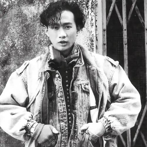 那个时候,叶世荣在保险公司上班,把黄家驹,梁翘柏也介绍进去.