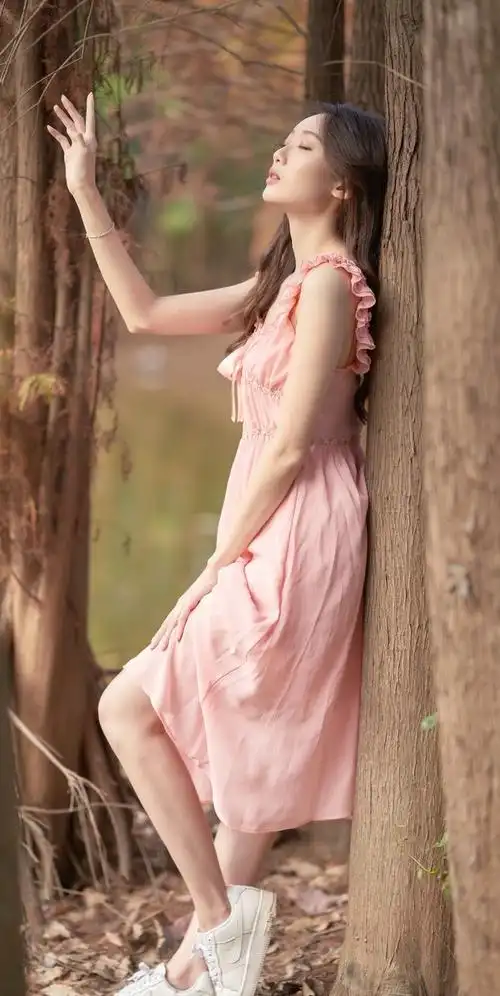 粉色裙意境美女背影壁纸