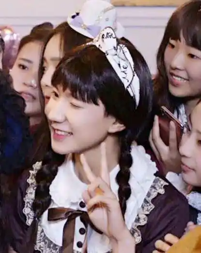 而王源的女装也没有让观众们失望,是三小只中男扮女装最成功的一位.