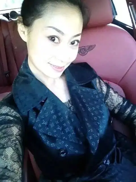 劳斯莱斯姐声称能封掉整条街道,网友:她真没吹牛!