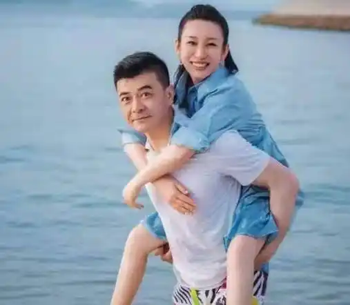 最丑影后被劈腿伤心欲绝,现大7岁老公为啥宠爱到没自理能力_秦海璐