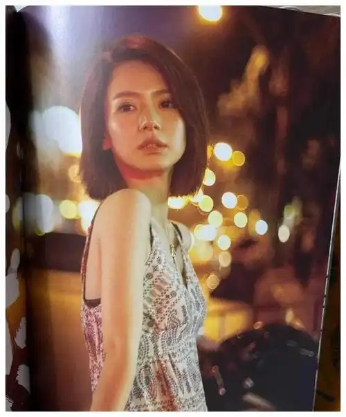 戚薇刚出道时的美丽海报惊艳一众观众令人回味无穷