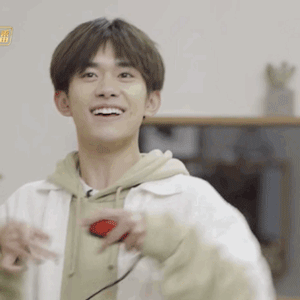 【易烊千玺跳女团舞】gif动态图片 - 易烊千玺跳女团舞动图表情包下载