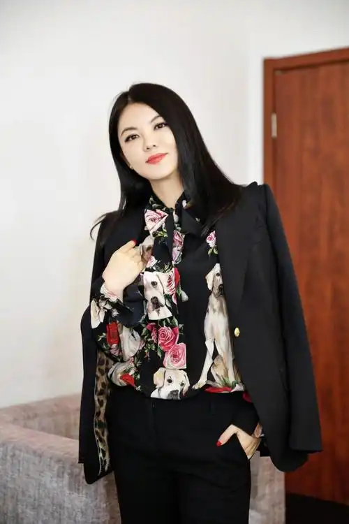 李湘的故事告诉我们:爱情并不是生活的全部,有时候,靠自己赚钱,花得也