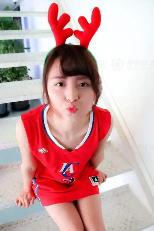 腾讯女主播小楠最性感写真穿球衣扮小麋鹿嘟嘴吐舌诱惑抚媚