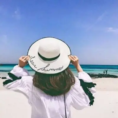 女生独自看海背影头像