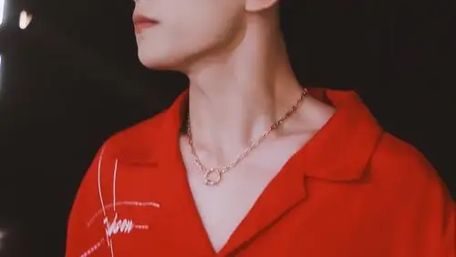 4月8日 9:47   关注  易烊千玺 锁骨杀