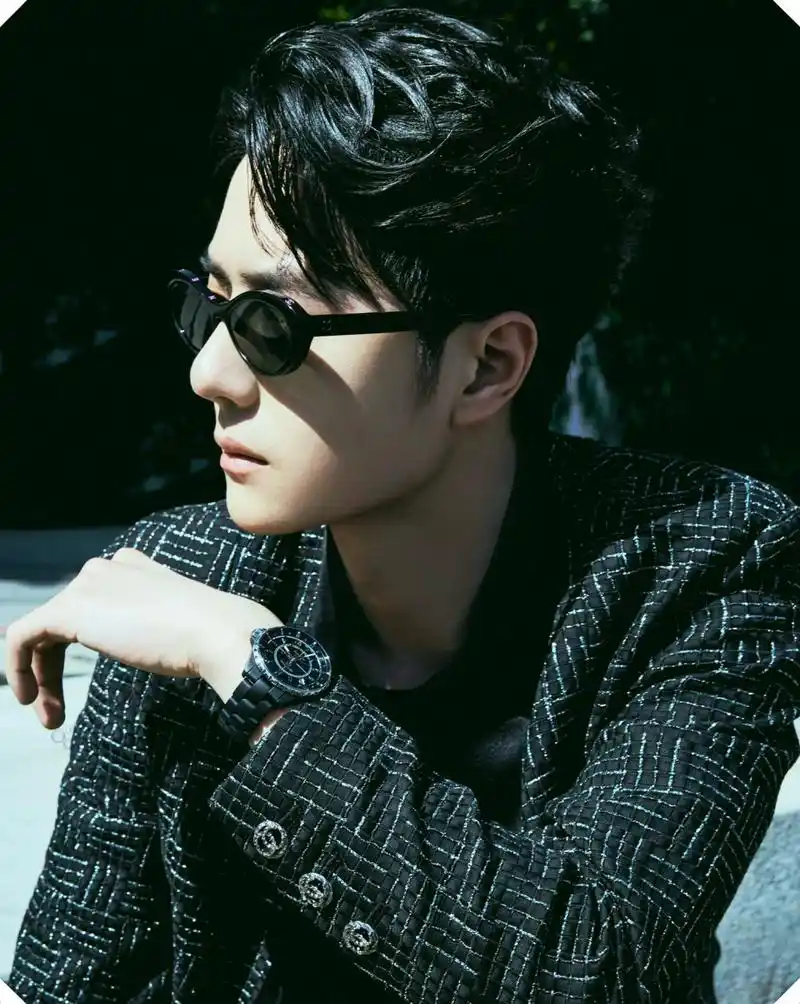 王一博巴黎秀款香奈儿新色墨镜帅起飞  omg!