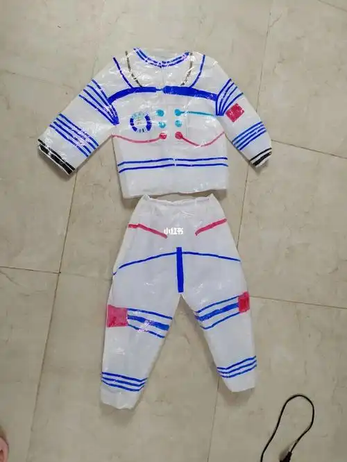 幼儿园科技节要求做的环保服装,还好有油性马克笔涂涂画画就行了