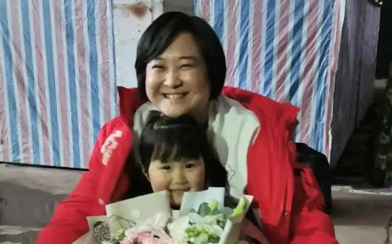 在《你好,李焕英》里,饰演"小贾玲"的女孩,是如何脱颖而出的