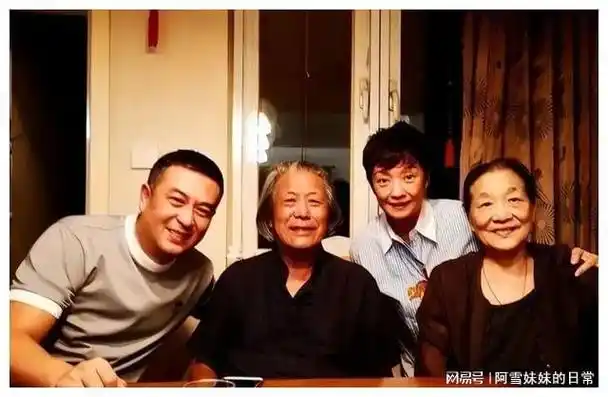 张嘉译夫妻晒合影!他笑的合不拢嘴,王海燕发量稀像他姐姐!