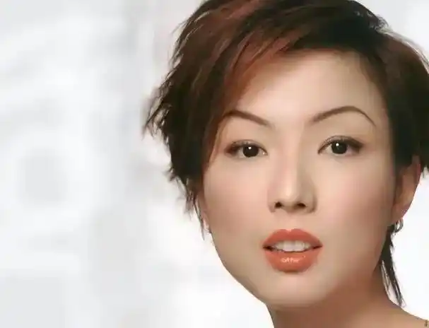 看了50岁郑秀文的身材照才知道自律的人生有多可怕