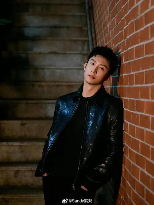 黄景瑜生日又添新写真,这套有大佬感觉