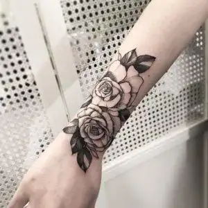 手腕黑灰玫瑰纹身图案