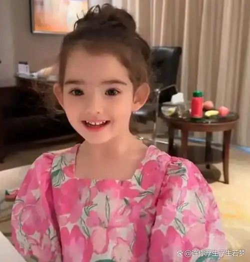 打扮,但有些孩子可能会因为有不太擅长手工的妈妈,而在小时候的着装上