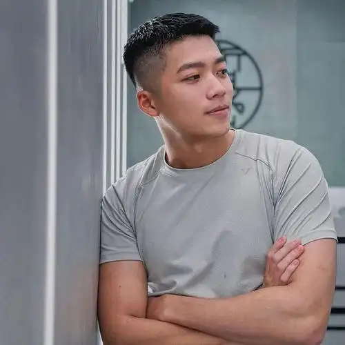 试试这3款发型,轻熟又帅气!|寸头|短发|刘海|背头_网易订阅