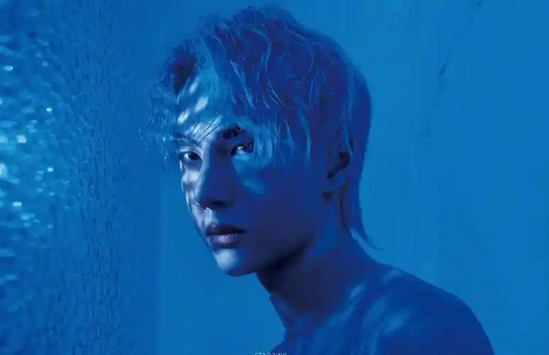 更何况是帅气的蓝色,更是将王一博衬托的别有一番帅气,像是个深海的