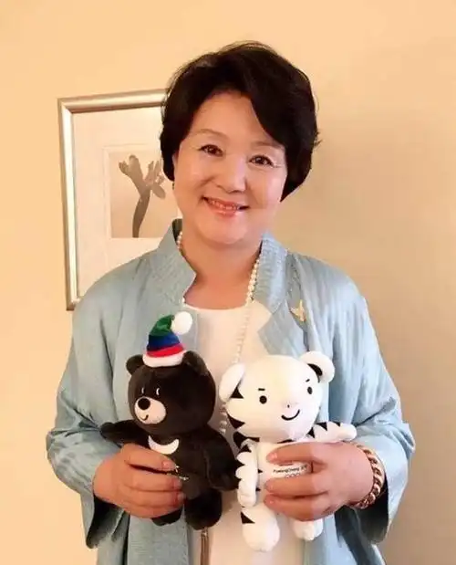 文在寅是否晚节不保:看似接地气的妻子,实则4年耗资10亿买衣服