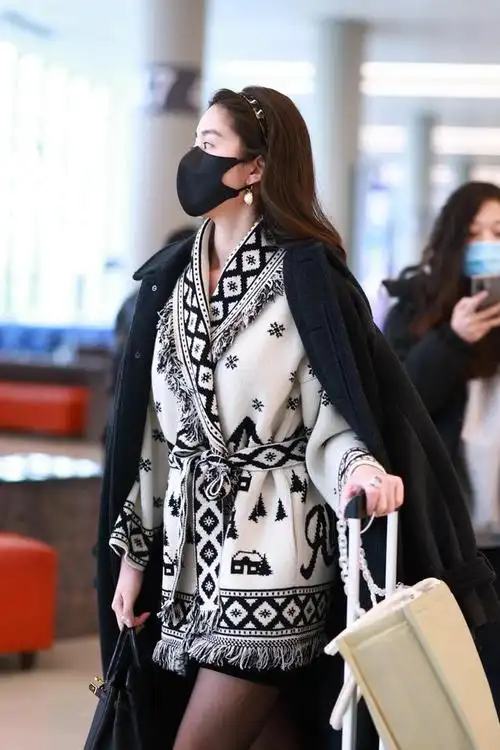 杨采钰身穿黑色大衣搭配墨镜现身机场气质好绝