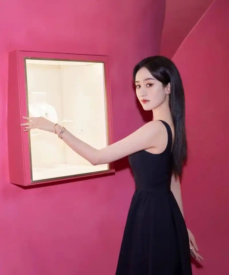 袁冰妍# 一袭黑色吊带长裙,清纯甜美的容颜,白皙细嫩的肩颈线,性感