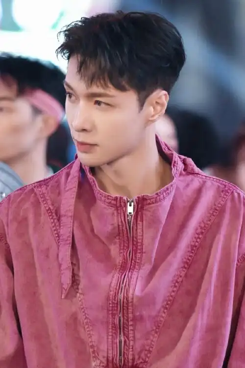 张艺兴十字路口跳舞