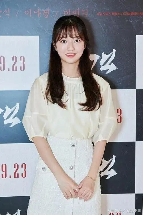 金贤秀穿纯白连衣裙秒变小公主 "狗狗眼"配甜美微笑迷skr人