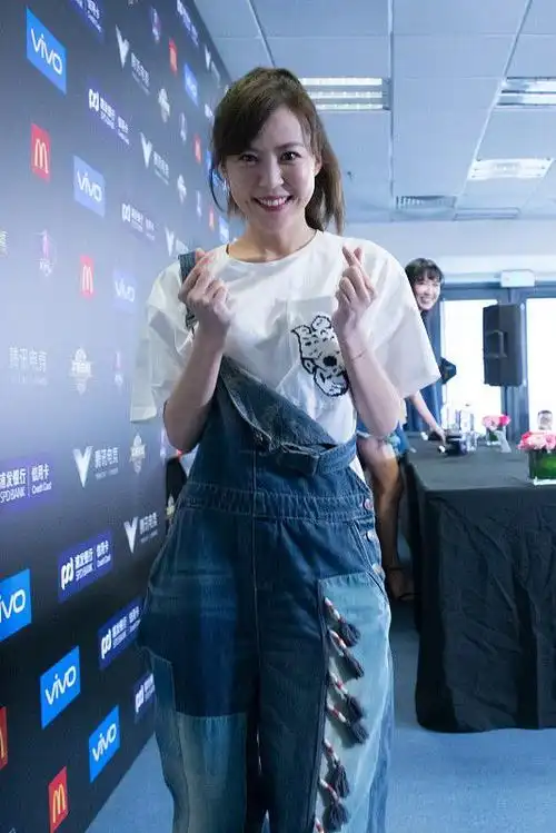 李金铭穿背带裤清爽干净活力感多年未变