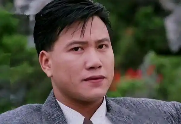 万梓良在上世纪八九十年代,可是影视剧中的大哥级人物,尤其擅长亦正亦