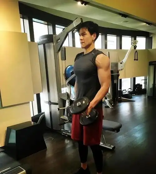 彭于晏法国遛狗!42岁的他身材很好,很高很帅,清爽阳光不油腻!