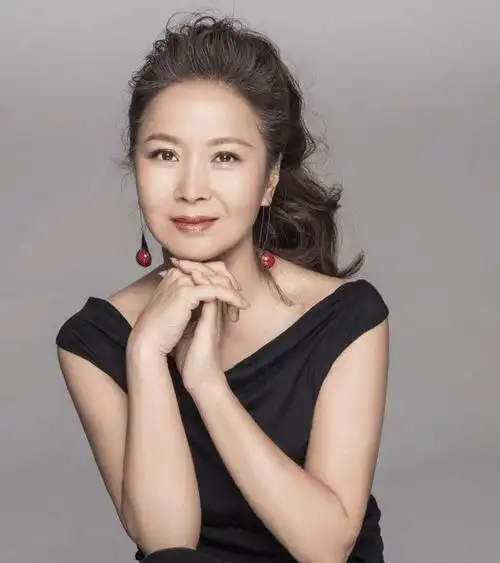 美女演员赵越当红时嫁佟凡恩爱25年未生子女婚姻也幸福美满