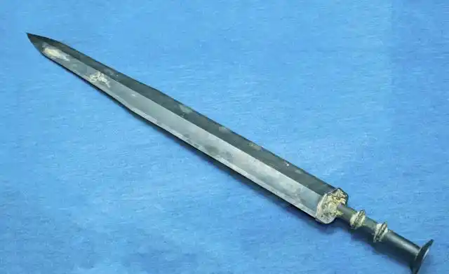 拾遗记中秦始皇见过外星人多年后出土的青铜剑证明一切