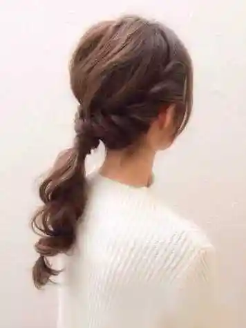 长卷发怎么扎好看 低马尾扎发尽显女人味(3)