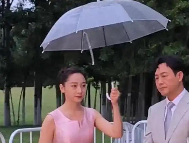 只有张颂文敏锐地察觉到,礼仪小姐在给自己撑伞时,特意将伞面全部偏向
