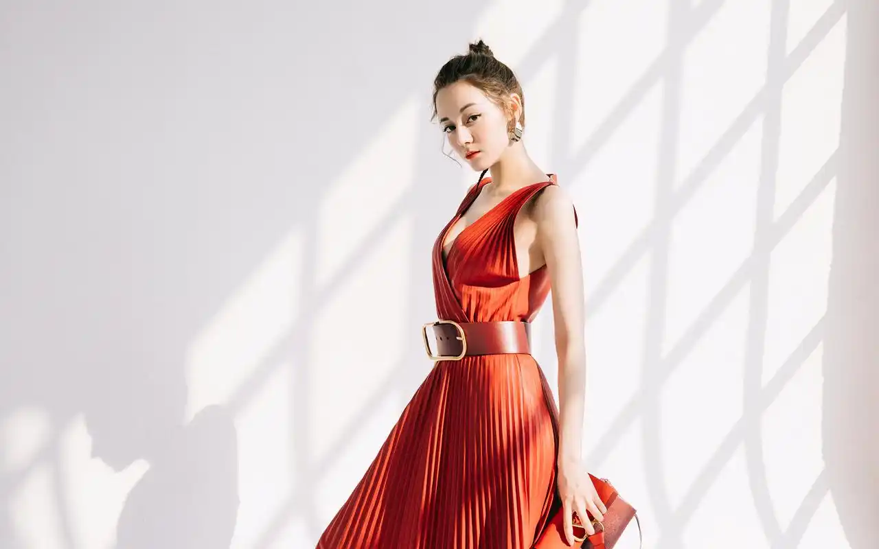 迪丽热巴优雅俏皮高清桌面壁纸